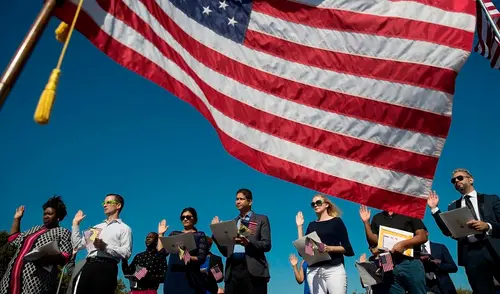 A pesar de los desafíos, muchos inmigrantes latinos buscan la ciudadanía estadounidense para asegurar un futuro más estable para ellos y sus familias.