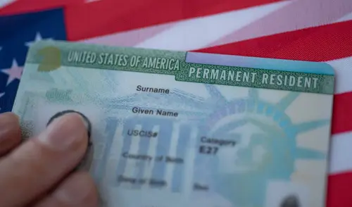 La Green Card se clasifica en categorías como EB-2 o EB-3, cada una con requisitos específicos. Foto: GuíaLegal