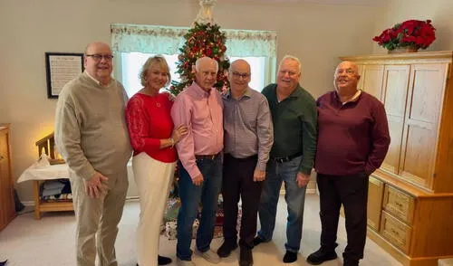 El reencuentro familiar se efectúo de manera inesperada en la ciudad de Nueva York. Foto: CDN Hombre se reencuentra con su familia biológico, milagro navideño