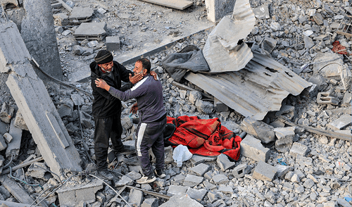 El ejército israelí llevó a cabo bombardeos contra "objetivos militares" de los hutíes en Yemen, en respuesta a ataques recientes, vinculándolos al "eje terrorista iraní".