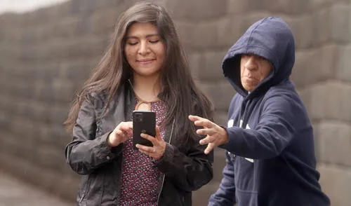 Al paso. Cada día se roban alrededor de 4.000 celulares. Al día de hoy probablemente se haya superado el millón y medio de equipos robados. Foto: difusión larepublica.pe