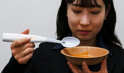 La cuchara japonesa está diseñada para interactuar con las papilas gustativas. Foto: X Japón