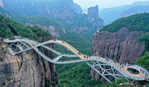 Con un diseño que desafía las leyes de la física, el Puente Ruyi, ubicado en el espectacular valle de Shenxianju, ofrece una experiencia única a 140 metros de altura.