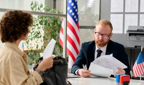 El solicitante debe demostrar un dominio básico del inglés tanto hablado como escrito.