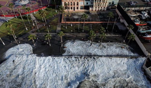 Maretazo en el norte del Perú afecta a embarcaciones, negocios y a residentes