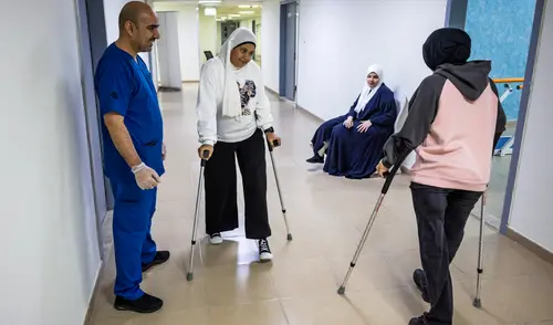 Gaza heridos Niñas palestinas heridas en la Franja de Gaza haciendo ejercicios de recuperación en un hospital de Abu Dabi.