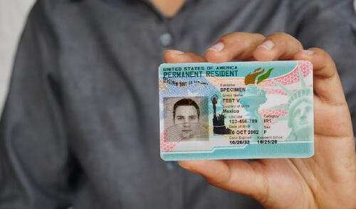 La obtención de una green card familiar permite al beneficiario vivir y trabajar legalmente en Estados Unidos de manera permanente.