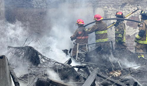 Lamentable. Bomberos hicieron todo lo posible por salvar a septuagenaria, pero no pudieron. Foto: LR