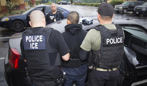Los agentes de ICE tienen la autoridad de detener, interrogar y deportar a inmigrantes que se encuentren en el país de manera irregular.