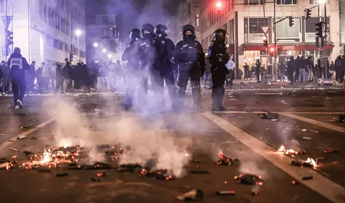 La policía hizo guardia en las calles durante las celebraciones de Año Nuevo en Berlín.