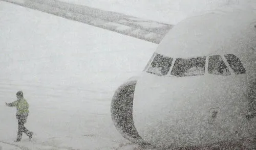 Debido a las fuertes nevadas, el aeropuerto de Atlanta se vio obligado a suspender operaciones.