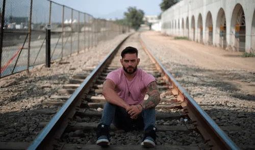 Diego Val , cantante y actor peruano.