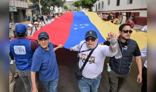 Venezolanos en Perú, unidos y en pie de lucha, en torno a su bandera. Créditos: Miguel Vásquez / URPI-LR Venezolanos en Perú, unidos y en pie de lucha, en torno a su bandera. Créditos: Miguel Vásquez / URPI-LR