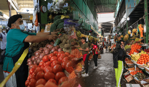 personas comprando en mercados