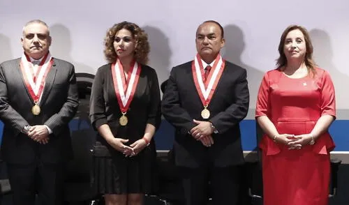 Gino Ríos, al lado de la presidenta Dina Boluarte, dirige la JNJ. Foto: Marco Cotrina / LR Gino Ríos, al lado de la presidenta Dina Boluarte, dirige la JNJ. Foto: Marco Cotrina / LR