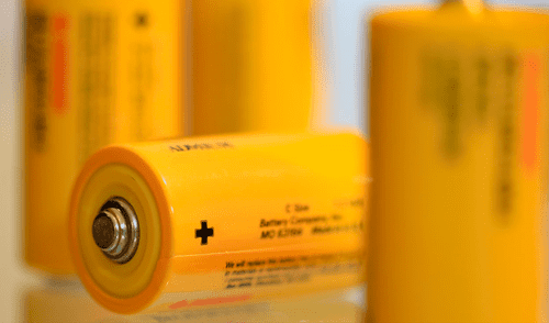 Científicos mexicanos desarrollaron baterías que combinan plásticos reciclados y agua de mar como una alternativa más económica frente a las baterías de litio.