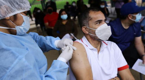 Vacuna. Solo el 28% de las personas han recibido las cuatro dosis de la vacuna contra el coronavirus. Muchos siguen siendo vulnerables al virus que provocó la muerte de decenas de miles en el Perú. larepublica.pe