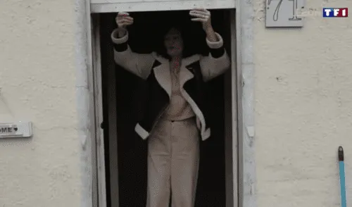 El propietario de la vivienda retiró puertas y ventanas del inmueble para perjudicar a la familia de inquilinos que no cumplía con el pago del alquiler. Foto: composición LR/TF1 El propietario de la vivienda retiró puertas y ventanas del inmueble para perjudicar a la familia de inquilinos que no cumplía con el pago del alquiler. Foto: composición LR/TF1