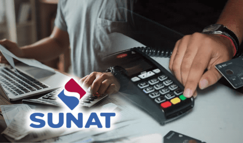 personas pagando y calculando impuestos