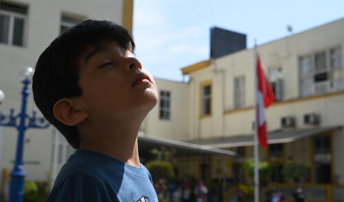 Niños deben usar protector solar antes de salir de casa, recomienda el Hospital del Niño. larepublica.pe