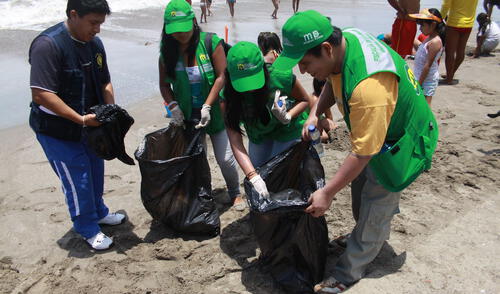 Playa no apta. La labor de los voluntarios no es suficiente, falta que los municipios actúen. larepublica.pe