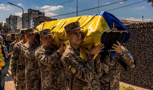 La repatriación de soldados ucranianos representa un esfuerzo humanitario importante en medio del conflicto. Foto: AFP. Rusia entrega a Ucrania los cuerpos de 757 soldados fallecidos en la guerra