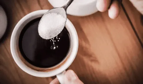 Científicos descubren que añadir azúcar o edulcorantes artificiales al café puede alterar las propiedades beneficiosas de la cafeína.