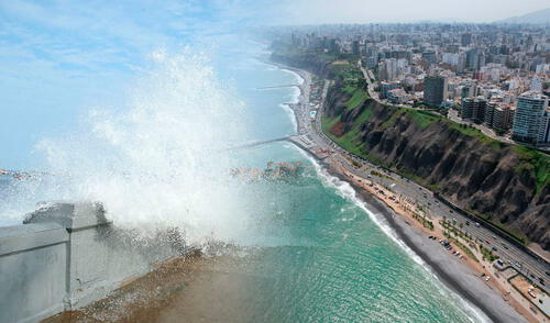 Oleaje anómalo se mantendrá hasta el 28 de enero. Foto: composición LR Del Callao a Chorrillos: cierran la Costa Verde por alerta de oleaje anómalo en el litoral peruano