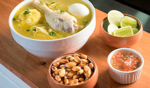 El caldo de gallina contiene una gran cantidad de hierro, vitaminas y minerales.