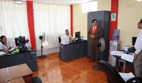 Durante el recorrido, Correa Castro dialogó con jueces y personal administrativo, identificando la necesidad de más impresoras en las distintas áreas judiciales. Presidente de la Cortes supervisa funcionamiento de juzgados.