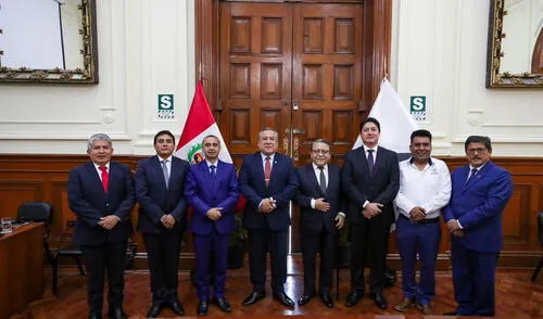 El premier reafirmó el compromiso del Gobierno Central con la descentralización y el cumplimiento de acuerdos con los gobiernos regionales. Gobernador pide mayor presupuesto y apoyo para las regiones.