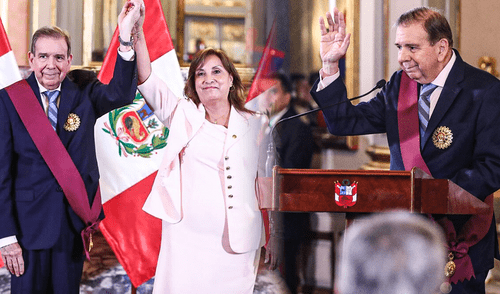 Durante su visita en Lima, Edmundo González fue condecorado por Dina Boluarte en Palacio de Gobierno. | Composición: Ariana Espinoza / La República. Durante su visita en Lima, Edmundo González fue condecorado por Dina Boluarte y reconocido como presidente electo de Venezuela en Palacio de Gobierno.