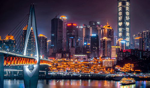 La singular topografía montañosa de Chongqing ha llevado a soluciones creativas, como la estación de metro Liziba y la plaza Kuixinglou. Foto: Wikimedia Commons. Chongqing, la ciudad más loca del mundo que 'desafía la gravedad' y conquista las redes sociales