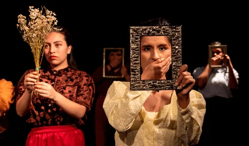 El montaje ha sido escrito por el dramaturgo, director y maestro argentino Arístides Vargas y dirigido por Ana Julia Marko. Foto: difusión Obra 'La edad de la ciruela'.