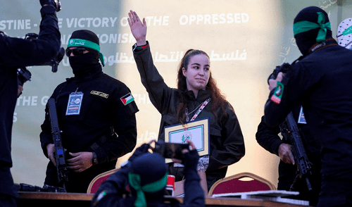 Agam Berger reapareció vestida de ropa color verde similar al uniforme de Fuerzas de Defensa de Israel (IDF). Foto: es.ara.cat. Agam Berger reapareció vestida de ropa color verde similar al uniforme de Fuerzas de Defensa de Israel (IDF). Foto: es.ara.cat.
