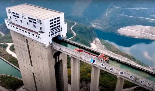 El ascensor de barcos en la presa de las Tres Gargantas es una obra colosal de ingeniería china que ha transportado más de 15,49 millones de toneladas de carga.