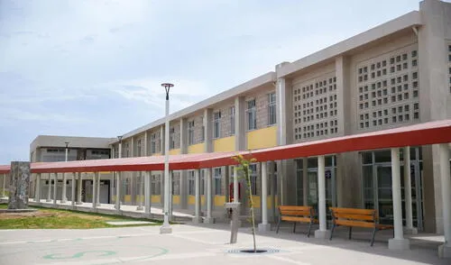 Ministerio de Educación comunicó que este año completará la entrega de 75 escuelas Bicentenario Ministerio de Educación comunicó que este año completará la entrega de 75 escuelas Bicentenario