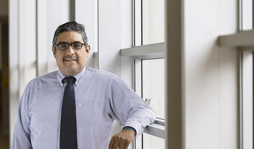 Óscar Vidarte en un aula de la PUCP