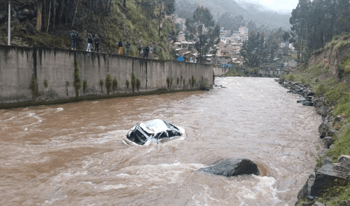 auto se despista y cae en un río en Huancavelíca