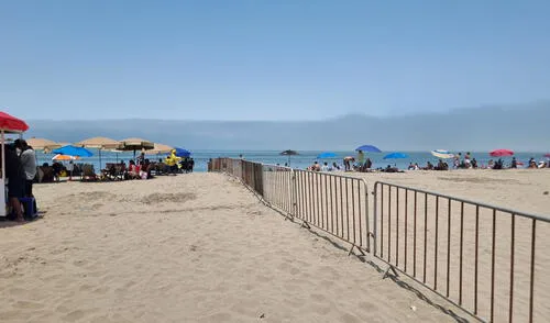 ¿La reja de la vergüenza? La playa entre Barranco Chorrillos quedó dividida el fin semana. Crédito: Raúl More Rejas han dividido la playa Sombrillas, en la Costa Verde
