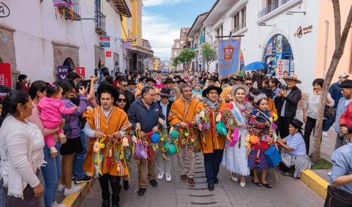Durante el lanzamiento, miles de personas se reunieron en la Plaza Mayor, disfrutando de comparsas, danzas y un espectáculo de fuegos artificiales que atrajo la atención de los visitantes locales e internacionales. Dan inicio al Carnaval Ayacuchano 2025.
