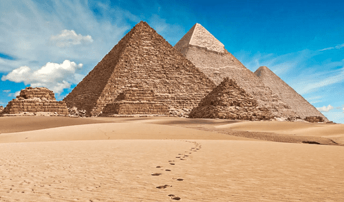 Las pirámides de Guiza, especialmente la Gran Pirámide de Keops, siguen siendo uno de los mayores enigmas. Foto: Shutterstock.