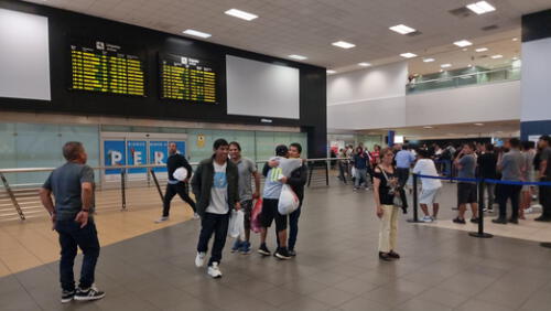 Peruanos llegaron sin sus pertenencias. Les quitaron todo.