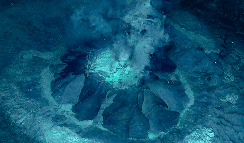 El volcán de lodo Borealis se ubica dentro de un cráter de 25 metros de profundidad.