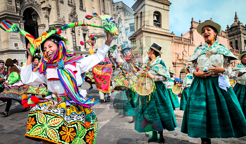 Los ayacuchanos y miles de turistas disfrutarán de danzas, música, trajes típicos y una gastronomía única. Foto: composición LR/Andina Carnaval de Ayacucho 2025
