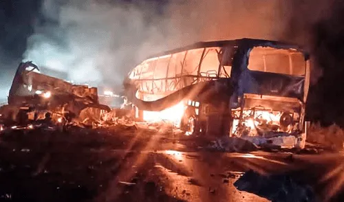 El siniestro tuvo lugar en la localidad de Escárcega, donde el colectivo impactó de lleno contra el camión de carga. Foto: @SputnikMundo El siniestro tuvo lugar en la localidad de Escárcega, donde el colectivo impactó de lleno contra el camión de carga. Foto: @SputnikMundo