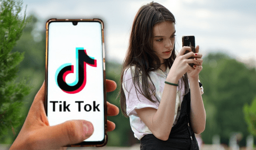 niña usando tiktok