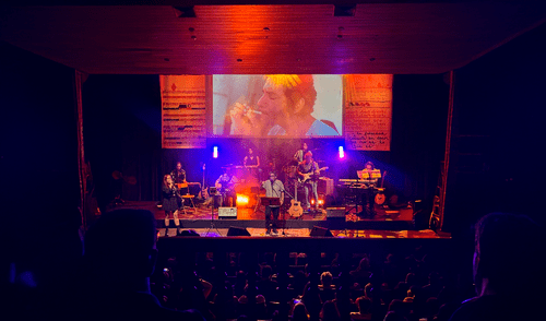 Casa llena. Mitad de Viaje la rompió en el Teatro Británico en un concierto esperado por los seguidores de Luis Hernández. Foto: Carla Romero Casa llena. Mitad de Viaje la rompió en el Teatro Británico en un concierto esperado por los seguidores de Luis Hernández.