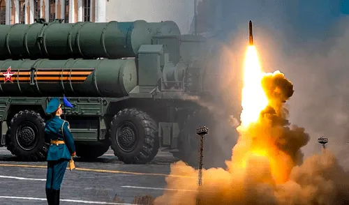 Rusia, desde la Guerra Fría, ha seguido una estrategia de fortalecimiento y actualización de su arsenal nuclear como medida de seguridad y disuasión. Foto: composición LR/Russian Defense Ministry Press Service/AFP. Rusia, el único país que supera a Estados Unidos como la mayor potencia nuclear del mundo