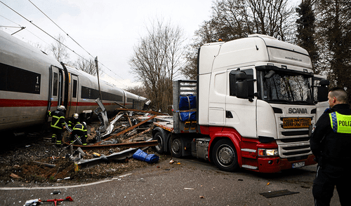 Muere una persona y 25 resultan heridas tras el choque de un tren de alta velocidad contra un camión en Alemania